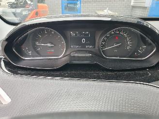 Peugeot 2008 1.2 Puretech Allure picture 17