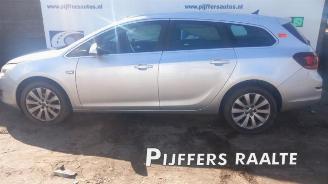Coche siniestrado Opel Astra Astra J Sports Tourer (PD8/PE8/PF8), Combi, 2010 / 2015 1.4 Turbo 16V 2012/1