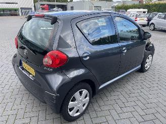Toyota Aygo 1.0-12V + 5.drs airco N.A.P NL AUTO picture 3
