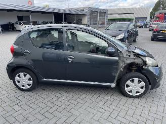 Toyota Aygo 1.0-12V + 5.drs airco N.A.P NL AUTO picture 4
