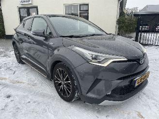 Unfallwagen Toyota C-HR 1.8 Hybrid Bi-Tone dealer onderhouden auto prachtig!!! 2018/5