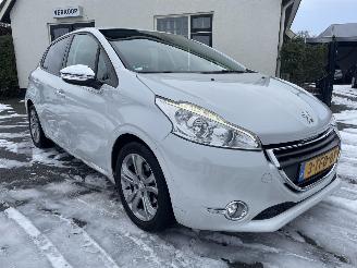 Auto incidentate Peugeot 208 1.2 e-VTi Oxygo AUTOMAAT N.A.P PRACHTIG!!! 2014/1