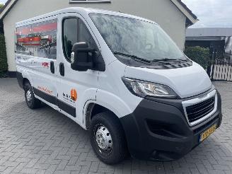 krockskadad bil bedrijf Peugeot Boxer 330 2.2 BlueHDi 140 L1H1 Premium N.A.P NL BUS PRACHTIG!!! 2023/2