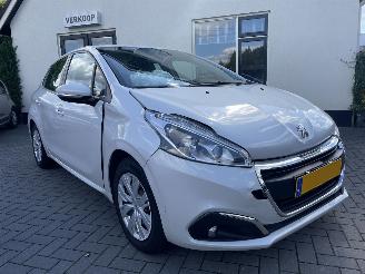Vaurioauto  passenger cars Peugeot 208 1.2 PureTech Blue Lion N.A.P NL AUTO PRACHTIG!!! 2016/4