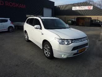 Coche accidentado Mitsubishi Outlander 2.0 PHEV INSTYLE 2013/12