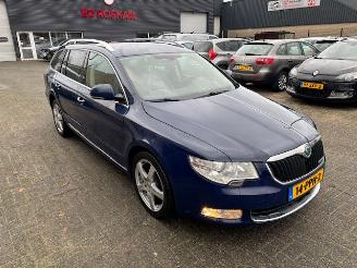 Vaurioauto  passenger cars Skoda Superb 1.6 TDI Greenline Clima 105pk 2011/3