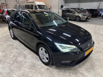 krockskadad bil auto Seat Leon 1.6 TDI Style Clima Navi 2014/5