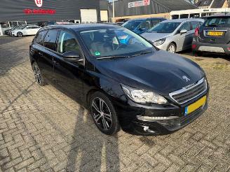 krockskadad bil auto Peugeot 308 1.6 HDI Executive Pack Pano 2015/12