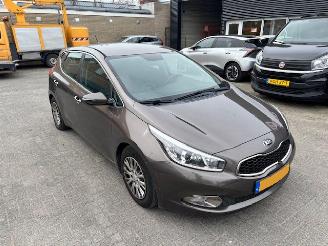 krockskadad bil auto Kia Cee d 1.6 GDI 20th Anniversary airco 2013/11