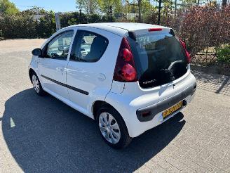 Vaurioauto  passenger cars Peugeot 107 1.0 5-drs airco Nap 2014/3