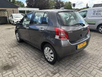 Coche accidentado Toyota Yaris 1.3 5-drs Aspiration clima 2010/7