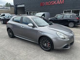 Vaurioauto  passenger cars Alfa Romeo Giulietta 1.6 JTD Distinctive 2013/11