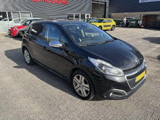 Coche accidentado Peugeot 208 1.2 5-drs Signature NAP 2019/4
