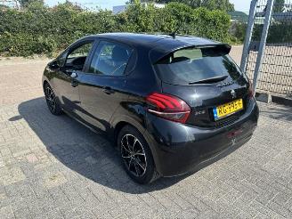 Schadeauto Peugeot 208 1.2 5-drs airco 2017/11