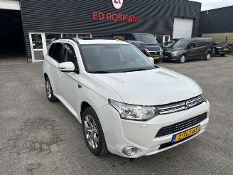 Voiture accidenté Mitsubishi Outlander 2.0 PHEV Instyle automaat 2014/3