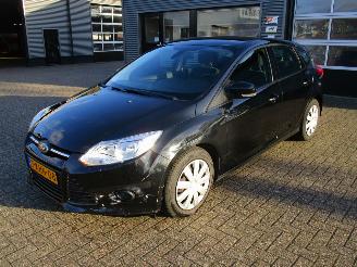 uszkodzony samochody osobowe Ford Focus 1.0 EcoBoost Trend 5drs 2013/4