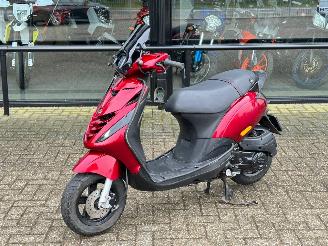Piaggio  Zip Iget picture 1