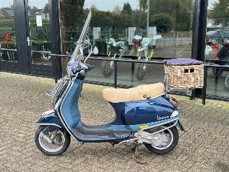 Vespa  LX 50 4T picture 2