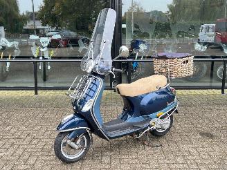 skadebil bromfiets Vespa  LX 50 4T 2013/4
