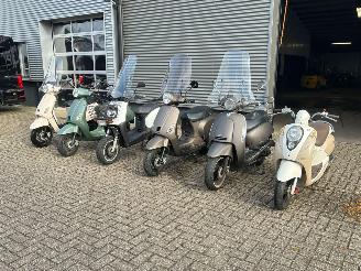 skadebil bromfiets Sym  Partij 6 scooters 2019/1