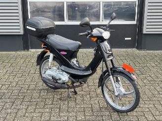 krockskadad bil bromfiets Piaggio  Velofax 2005/10