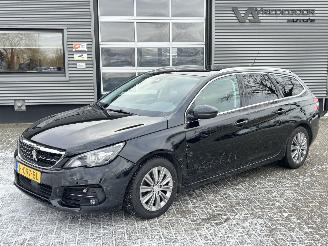 damaged passenger cars Peugeot 308 SW 1.2 PureTech Blue Lease Premium 2020/1