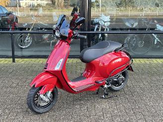 krockskadad bil bromfiets Vespa  Sprint 50 Iget 2021/2