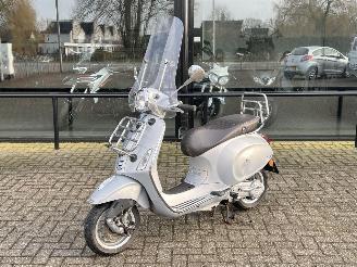 krockskadad bil bromfiets Vespa  Primavera 50 4T 2016/3