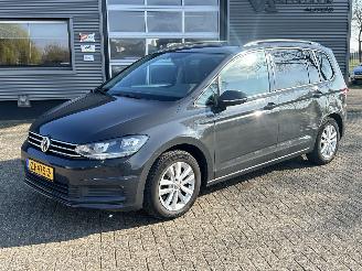 Schadeauto Volkswagen Touran 1.6 TDI SCR Highline Automaat 7persoons 2016/10