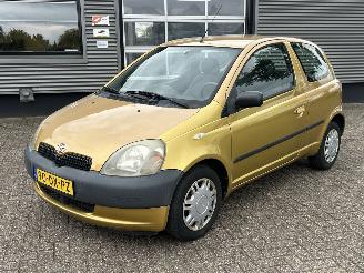 damaged passenger cars Toyota Yaris 1.0-16V VVT-i Terra 2000/2