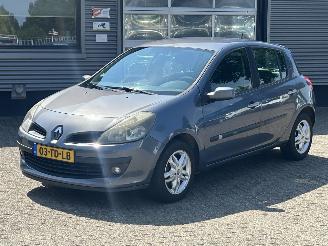Voiture accidenté Renault Clio 1.6-16V Privilège 2006/7