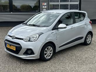 Vaurioauto  passenger cars Hyundai I-10 1.0i i-Motion Comfort 2015/5