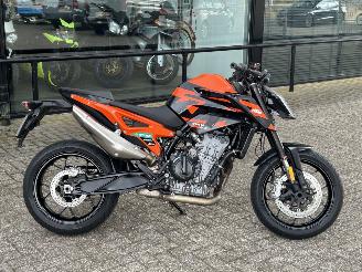 KTM  890 Duke picture 2