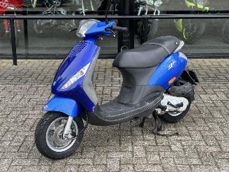 krockskadad bil bromfiets Piaggio  Zip 50 4T 2006/7