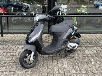 uszkodzony samochody osobowe Piaggio  Zip 50 4T 2015/8