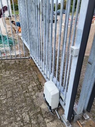 Overige  Elektrische schuifpoort + looppoort en 40m hekwerk picture 15