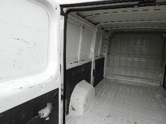 Peugeot Boxer 330 2.2 HDI L2H1 XT 3 zits airco picture 23