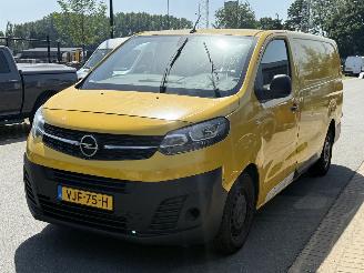 krockskadad bil brommobiel Opel Vivaro 2021/1
