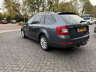 skadebil auto Skoda Octavia 1.6 TDI Greentech PANORAMADAK  Ambition Business 2016/11