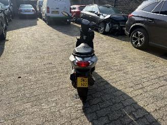 krockskadad bil bromfiets Peugeot  KISBEE 2017/12