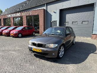 krockskadad bil auto BMW 1-serie 120i High Executive AUTOMAAT  (Hatchback 5-dr.) 2006/10