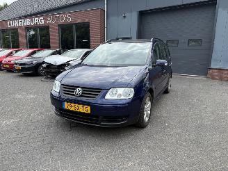 Vaurioauto  passenger cars Volkswagen Touran 1.6-16V FSI Business (MPV 5-dr.) 2006/6