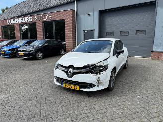 krockskadad bil auto Renault Clio 0.9 TCe ECO Night&Day (Hatchback 5-dr.) 2015/1