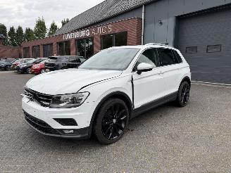 damaged passenger cars Volkswagen Tiguan 1.4 TSI  PANORAMADAK Connected Series 2016/9