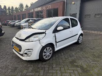 damaged passenger cars Peugeot 107 1.0 Active (Hatchback 5-dr.) 2014/2