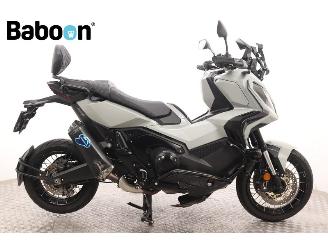 krockskadad bil motor Honda  X-ADV 2021/7