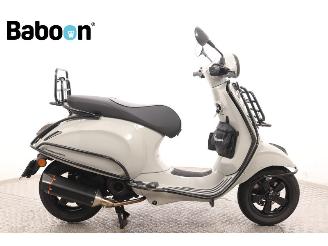 krockskadad bil bromfiets Vespa  Sprint 45KM 2015/1
