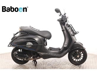 krockskadad bil bromfiets Vespa  Sprint 45KM 2022/9