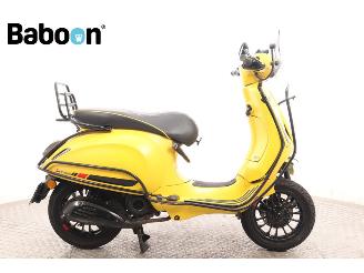 krockskadad bil bromfiets Vespa  Sprint 45KM 2018/2