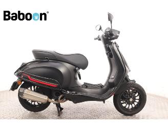 krockskadad bil bromfiets Vespa  Sprint 45KM 2021/7
